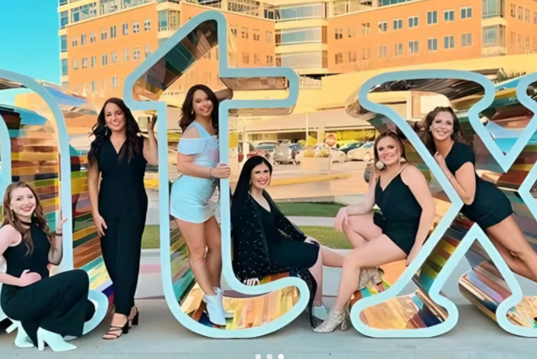 Austin Murals & Mimosas Roofless Party Bus Tour and Photoshoot