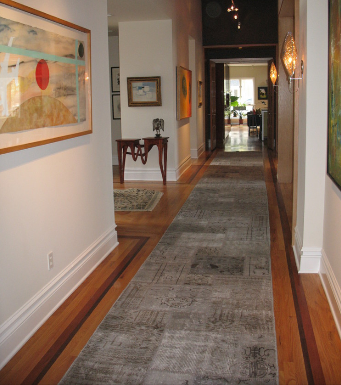 Subtle elegance: the grey patchwork runner adds a touch of sophistication to the hallway.