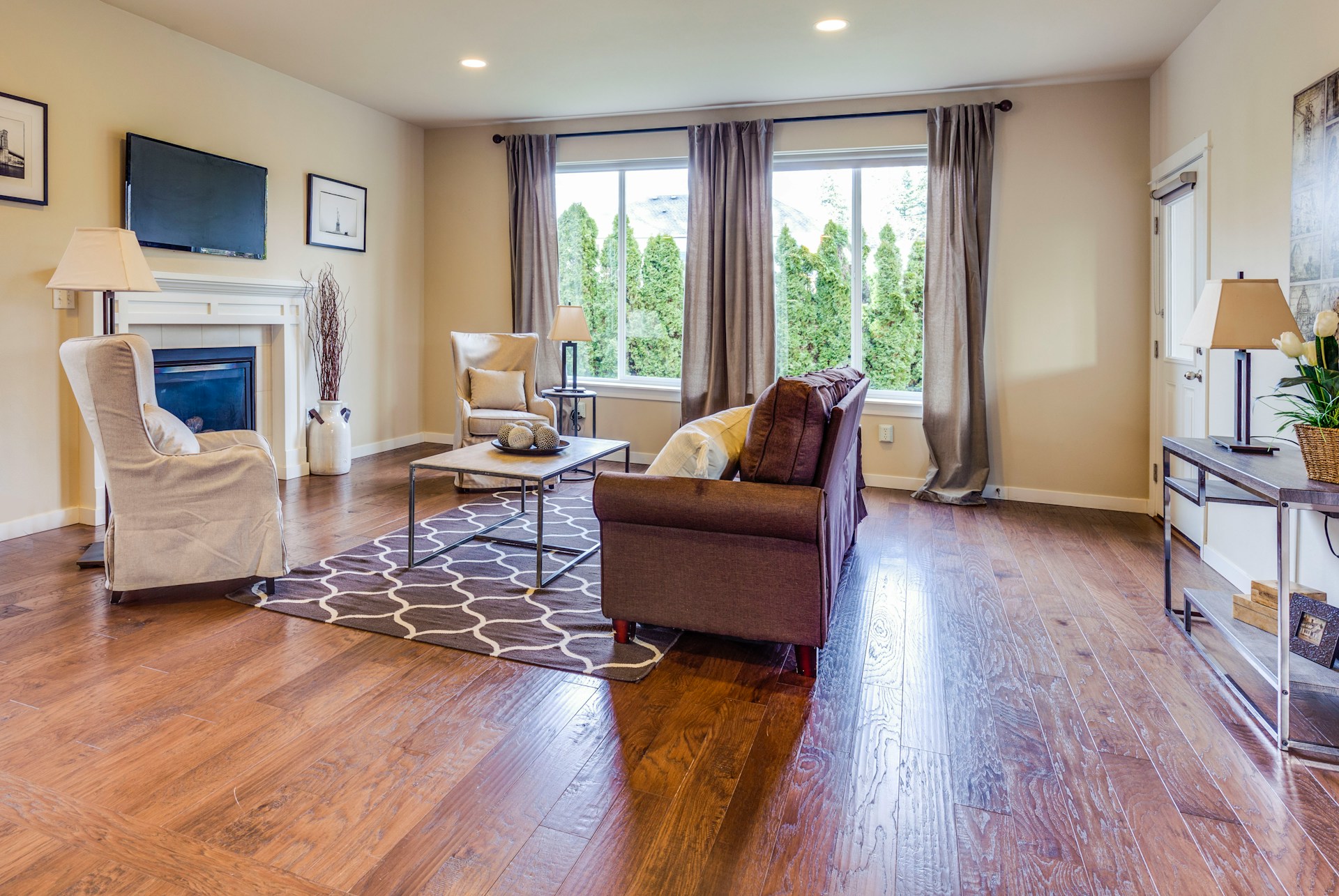 This room showcases its elegance and sophistication with its carefully arranged brown and white 6x9 rugs. The room is furnished with furniture and decorative elements that match the rugs. Warm lighting adds a comfortable and inviting atmosphere to the space