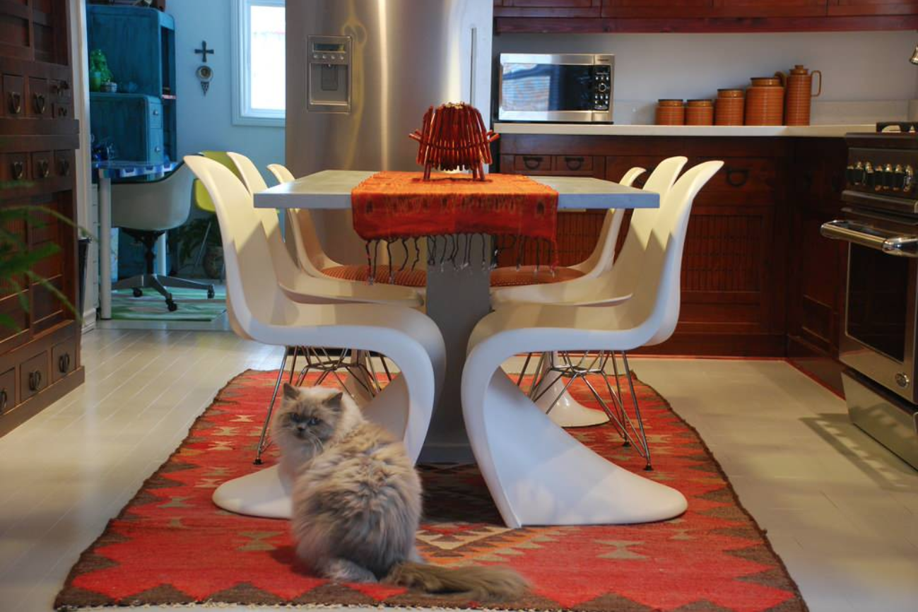 This kitchen is a real show-stopper! The vibrant orange 6x9 rug really brings the space to life, while the matching decor and furniture create a warm, inviting ambience. The lighting is also on point, creating a cosy and welcoming atmosphere.
