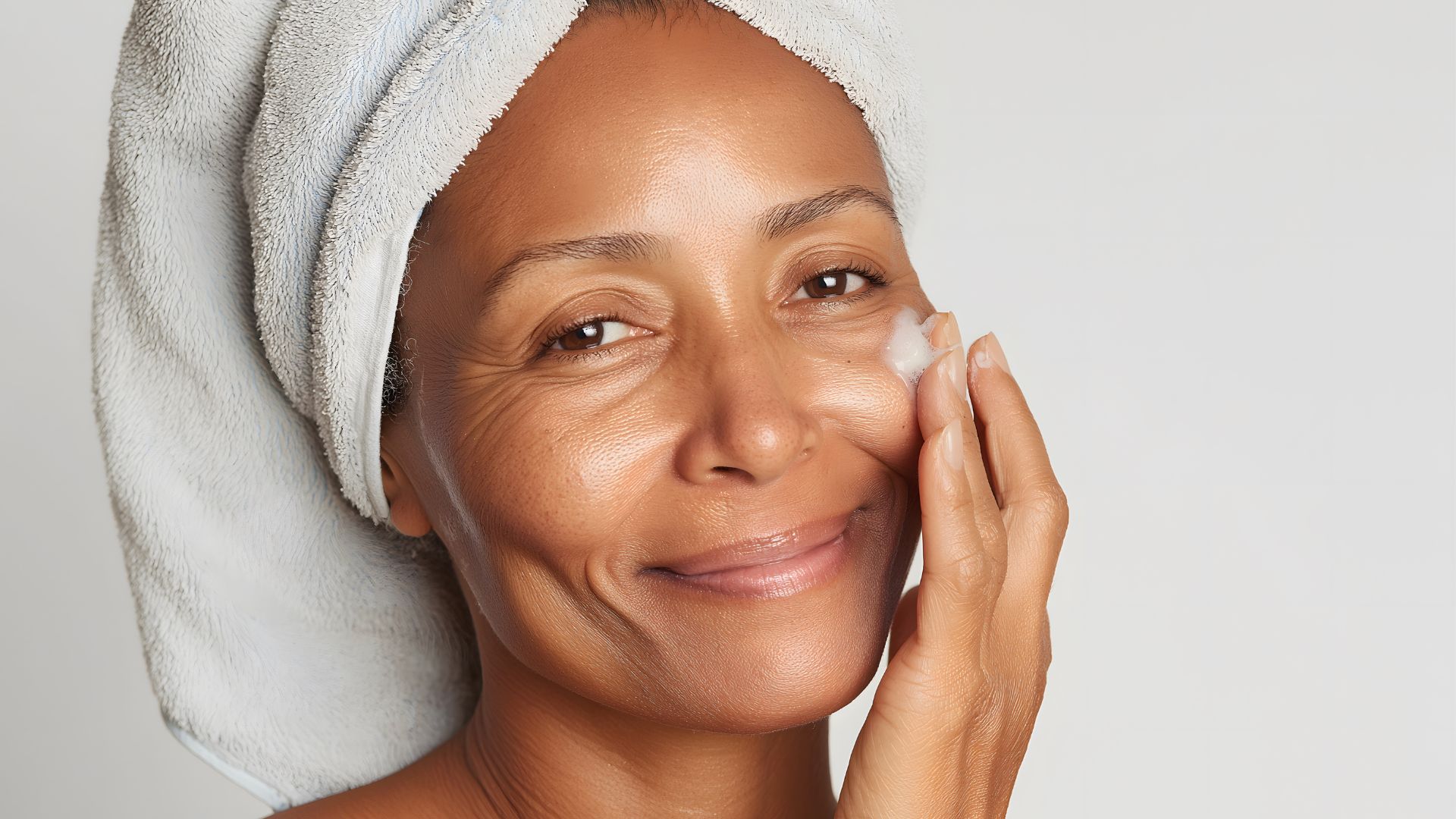 femme qui applique son masque de nuit