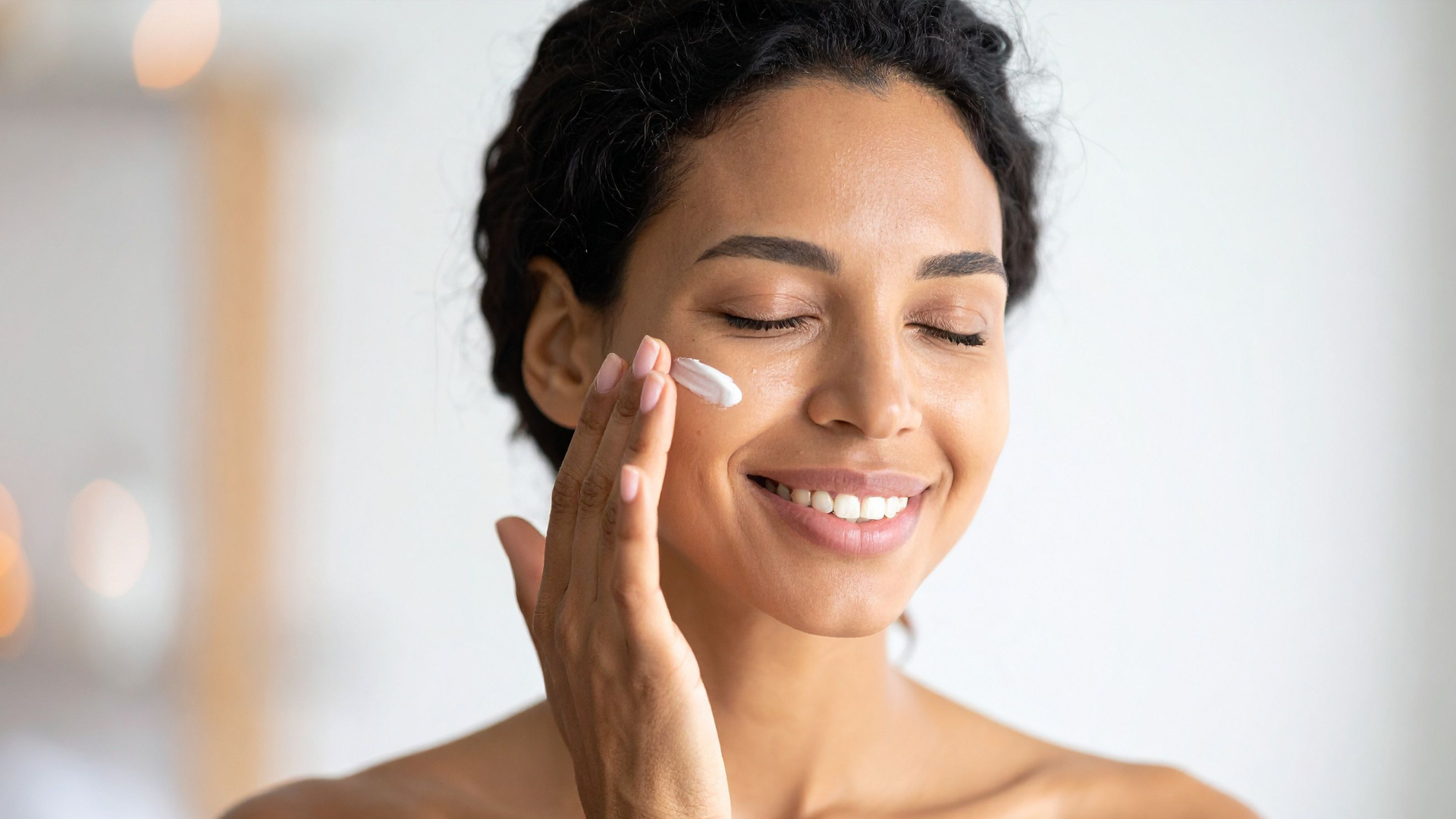 femme métisse au réveil qui touche son visage devant le miroir