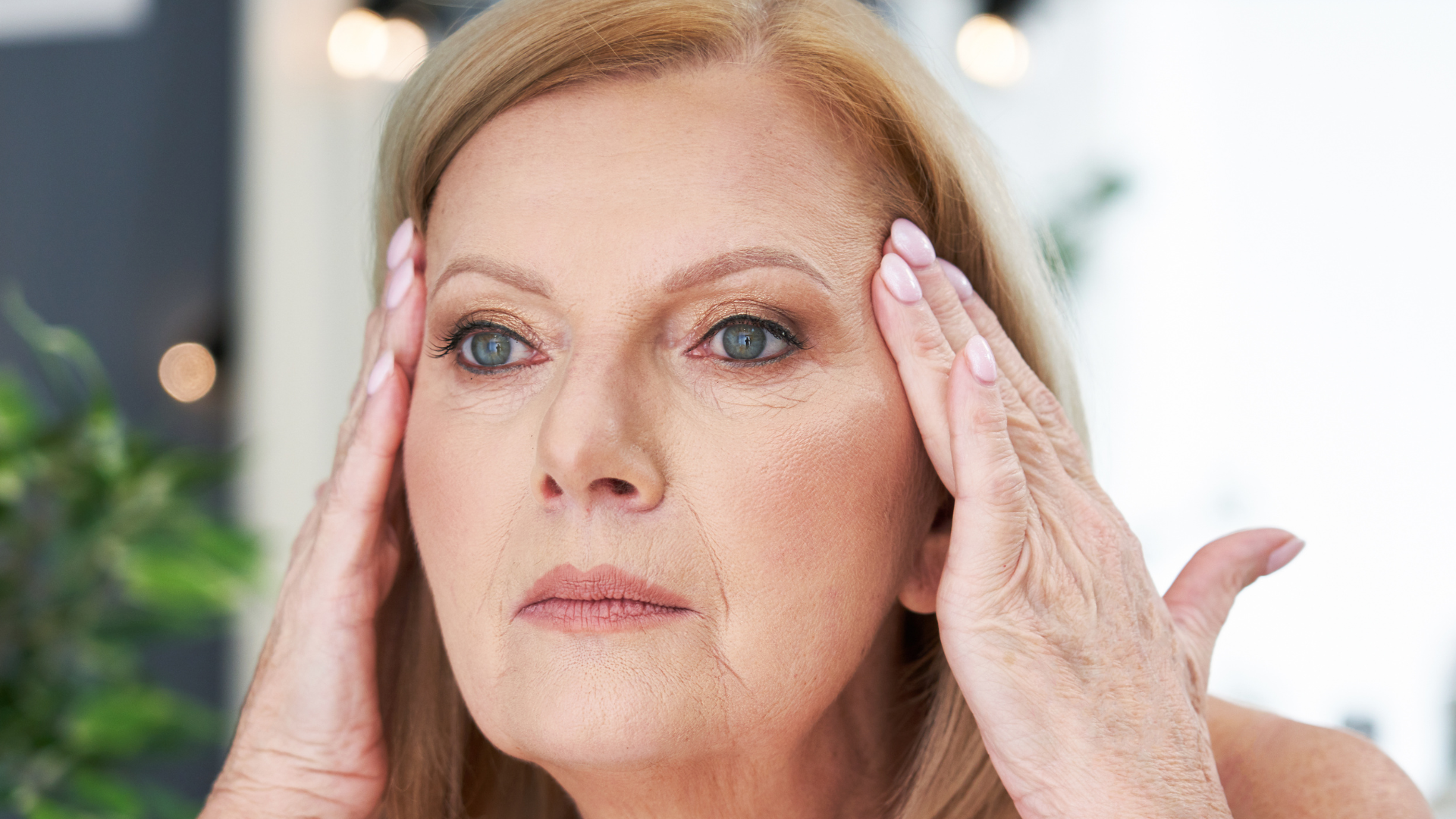 femme qui se regarde devant un miroir