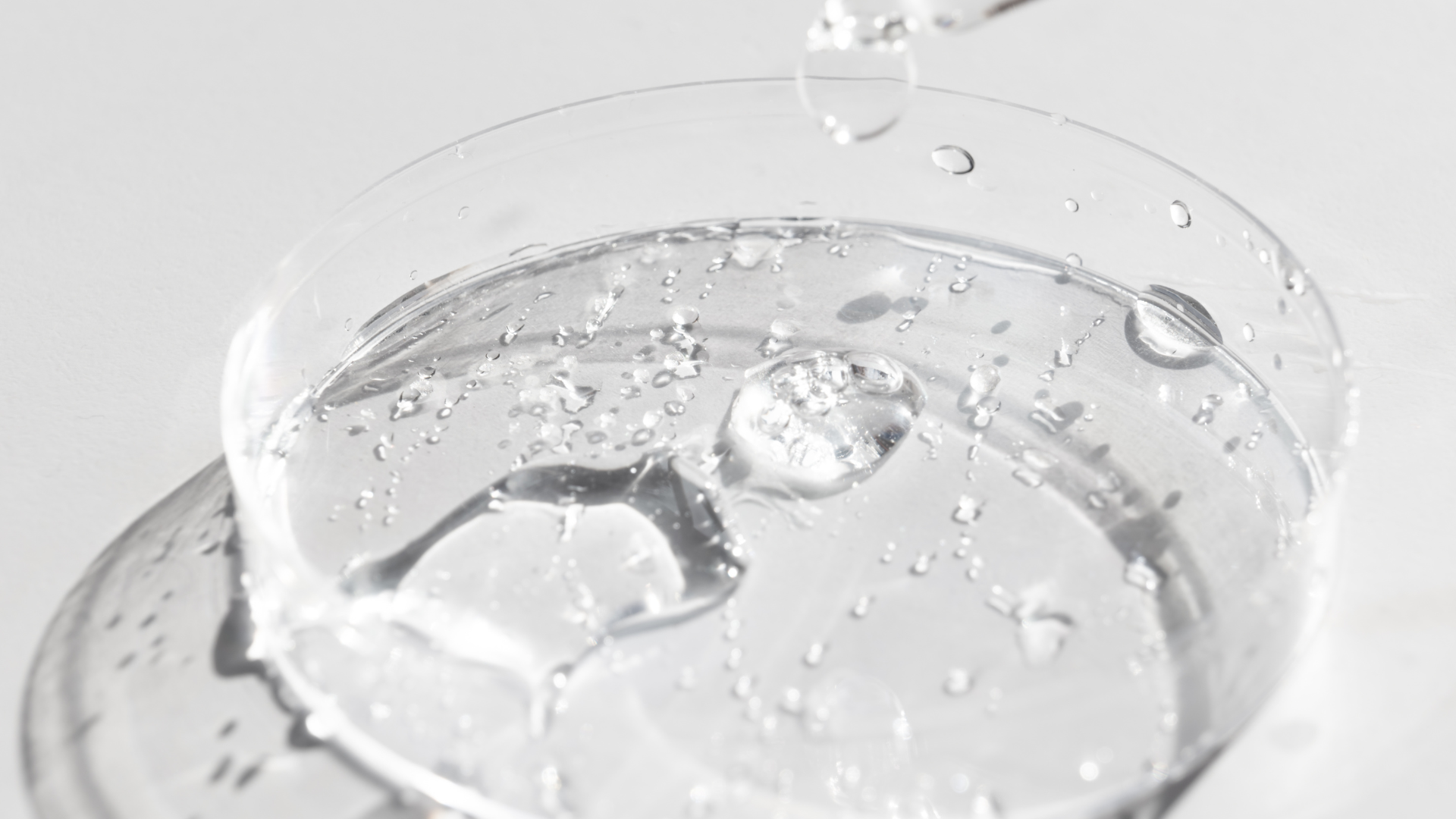 femme qui applique de la crème pour hydrater