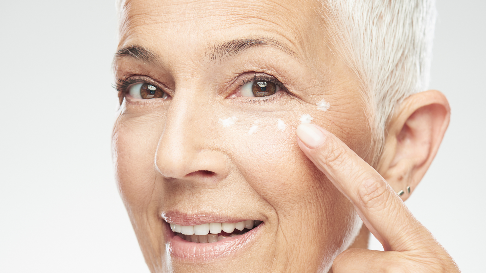 femme qui applique des soins anti-âge efficaces