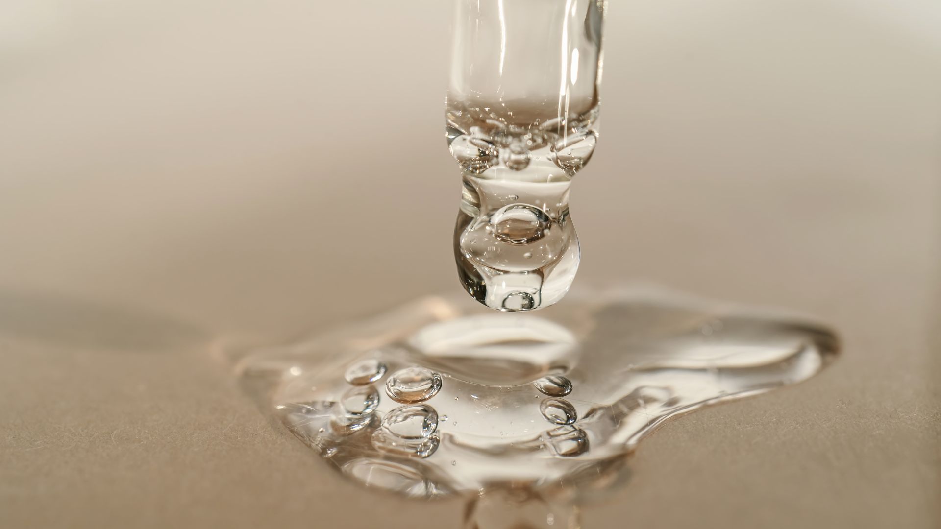 VERRE D'EAU SUR FOND BLEU POUR UNE HYDRATATION CUTANÉE