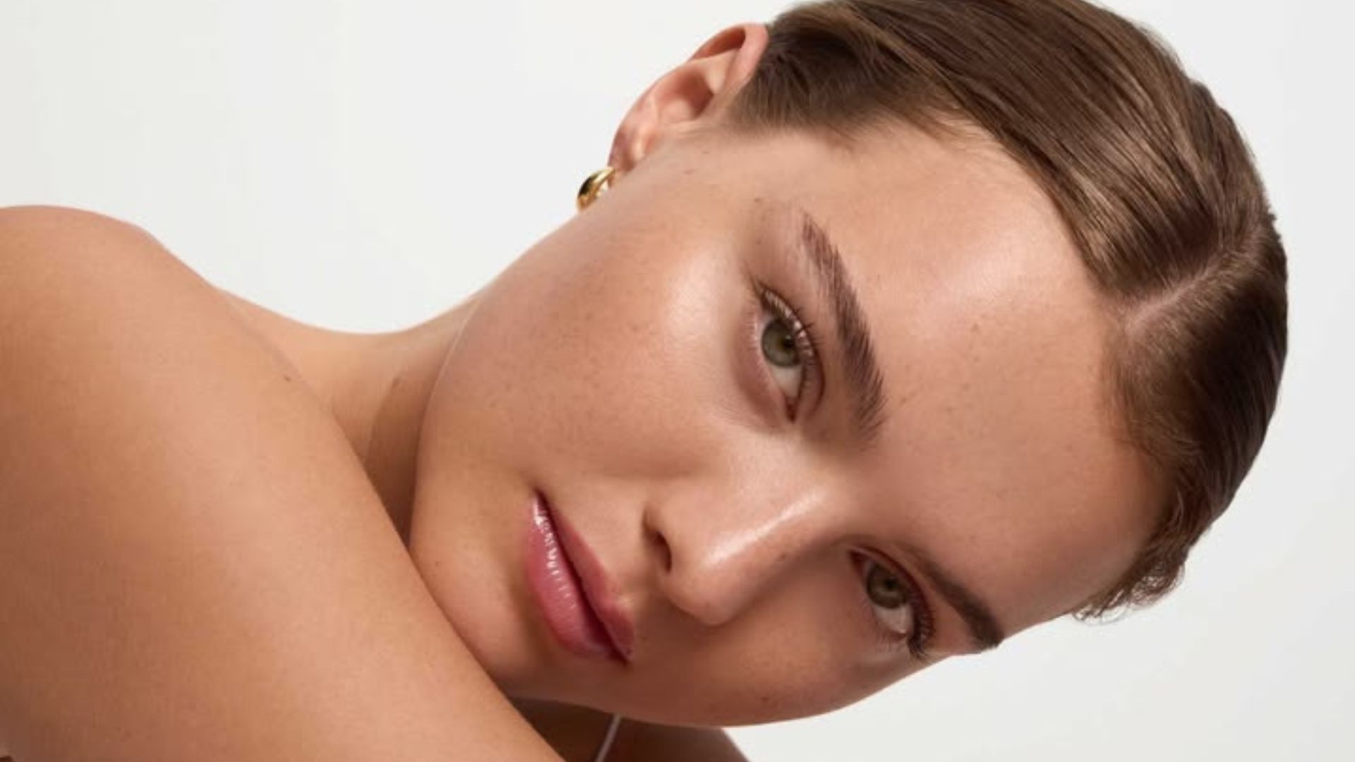 femme avec une belle peau naturellement à la peau claire