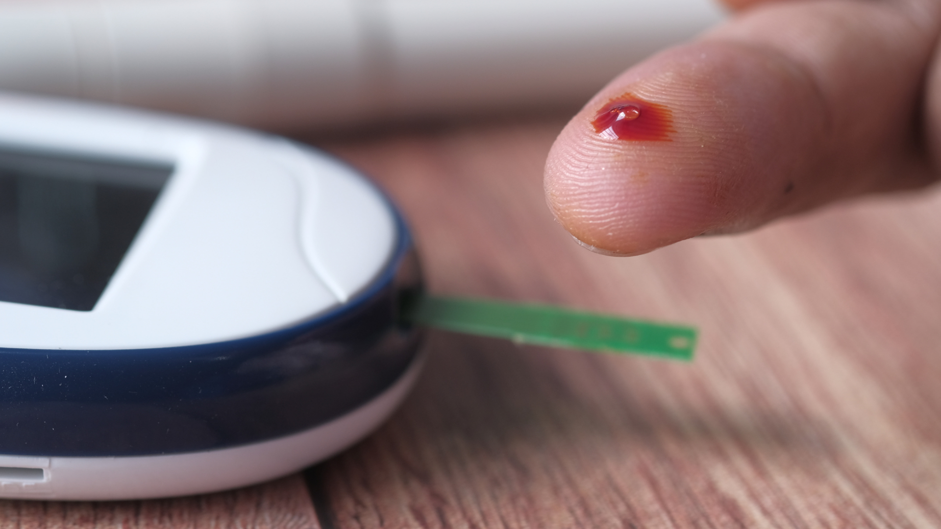 dermatologues qui réalise un soin