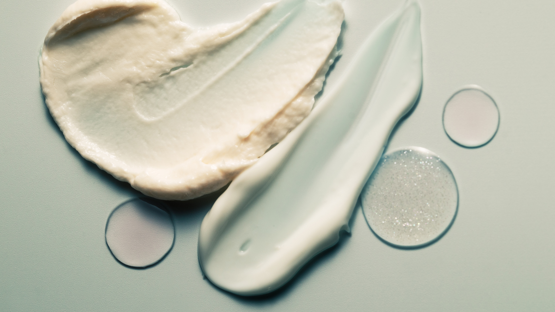 femme qui applique du gloss repulpant pour avoir des lèvres pulpeuses