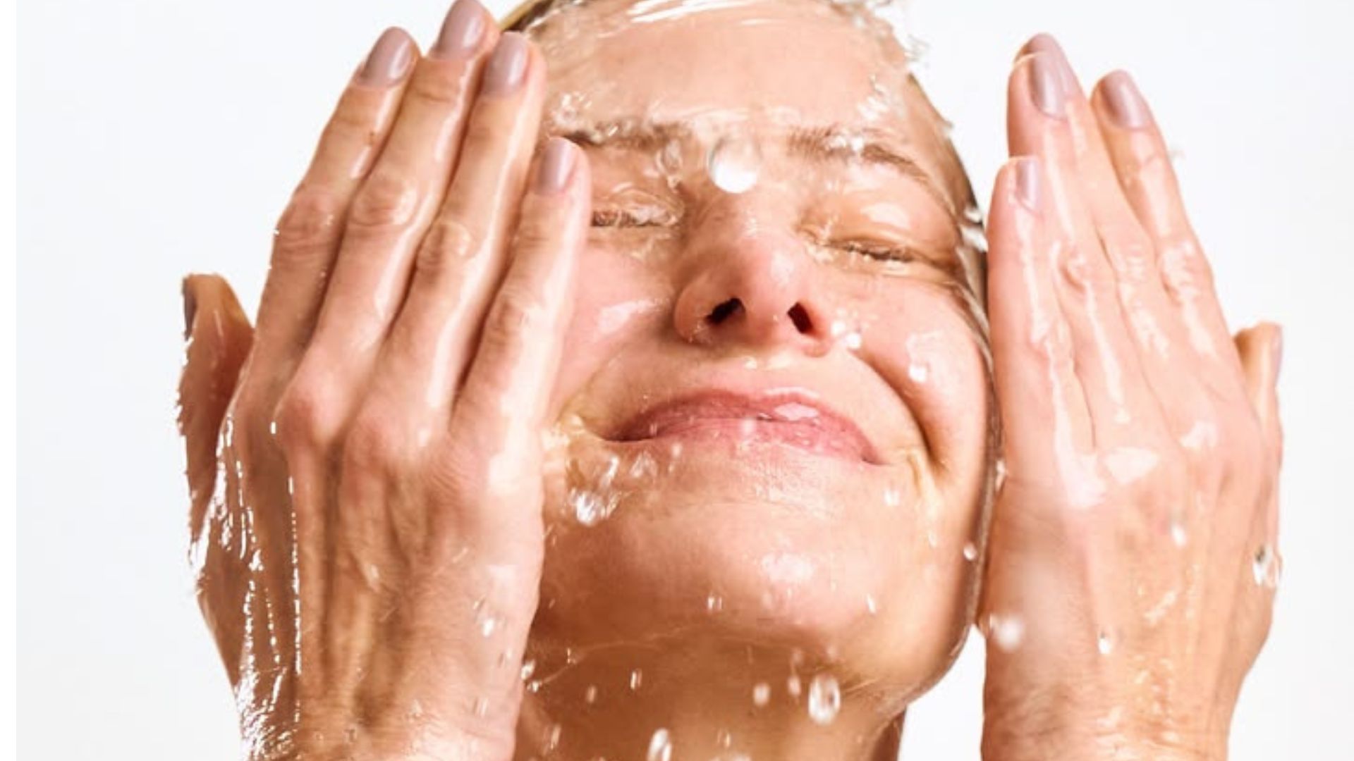 femme qui se nettoie le visage pour avoir une belle beau naturellement