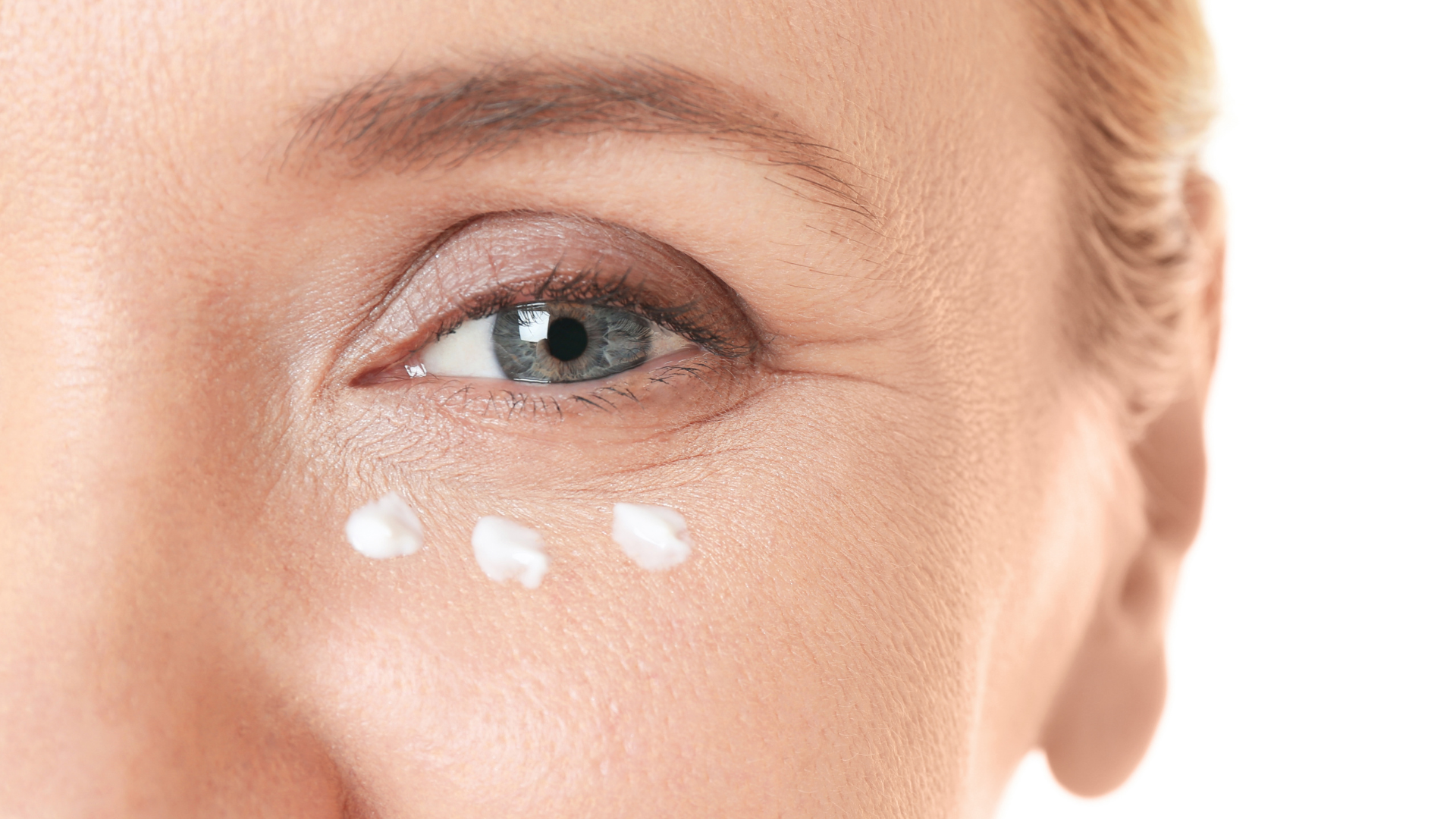 femme avec crème contour des yeux