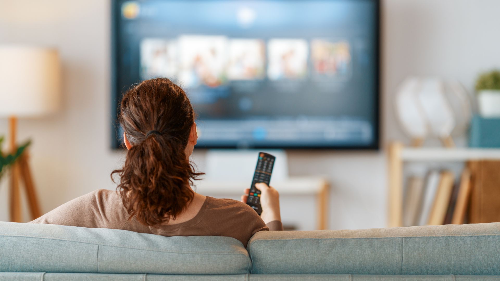 femme qui regarde la télé