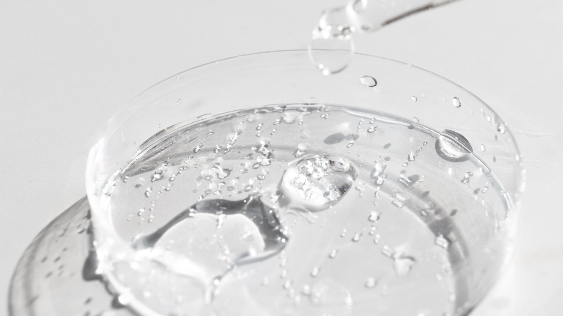 femme qui nettoie son visage en faisant des erreurs skincare