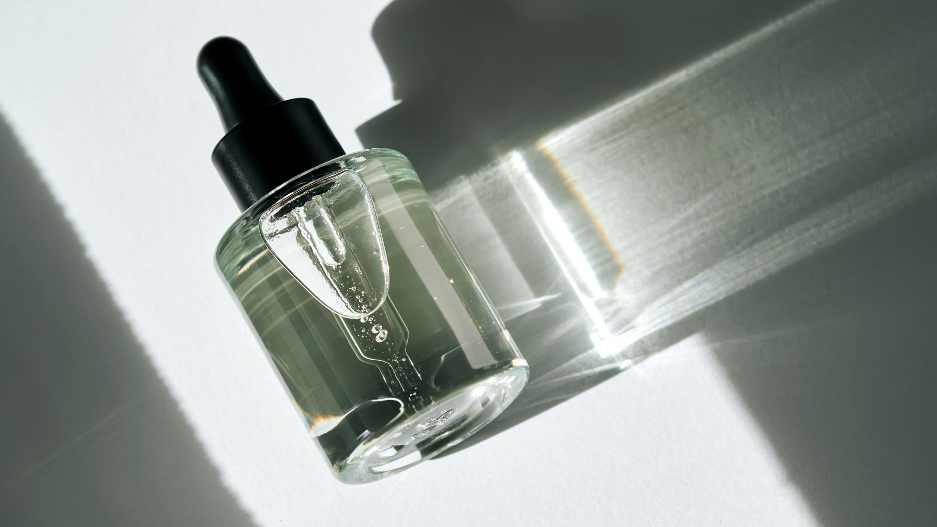 femme aux cheveux bouclés avec exfoliant sur le visage