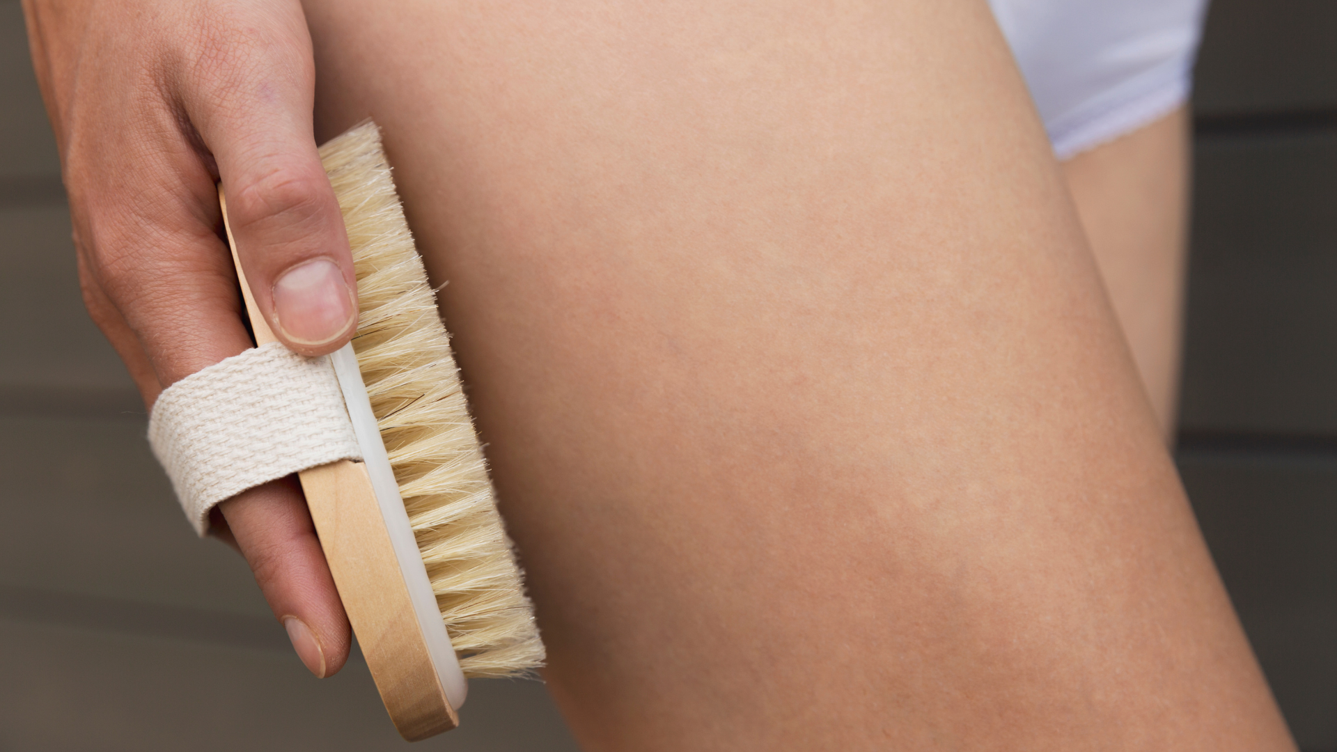 femme qui applique une seringue d'acide hyaluronique aux cernes