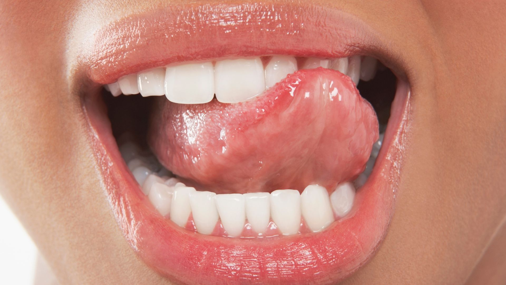 femme mature qui touche son visage