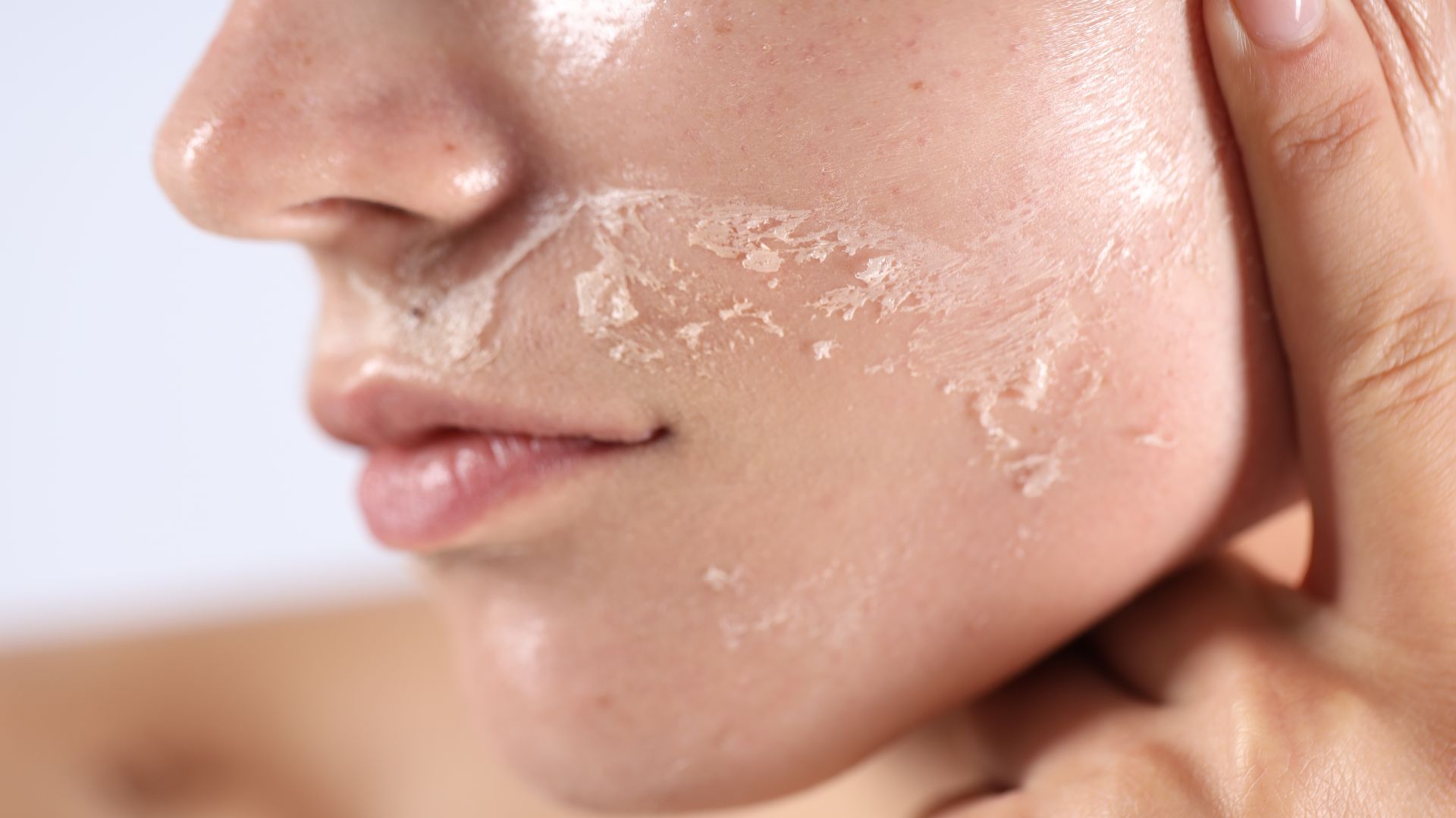 femme qui applique du baume à lèvres sur ses lèvres