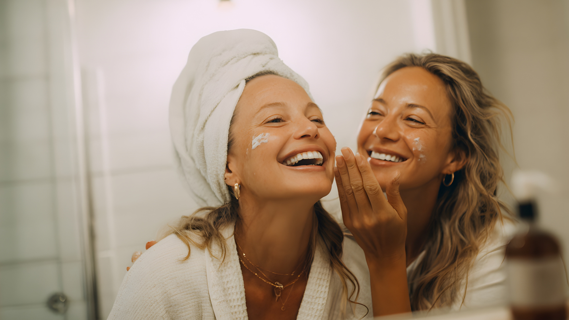 femme qui fait sa skincare pour prévenir signe de l'âge