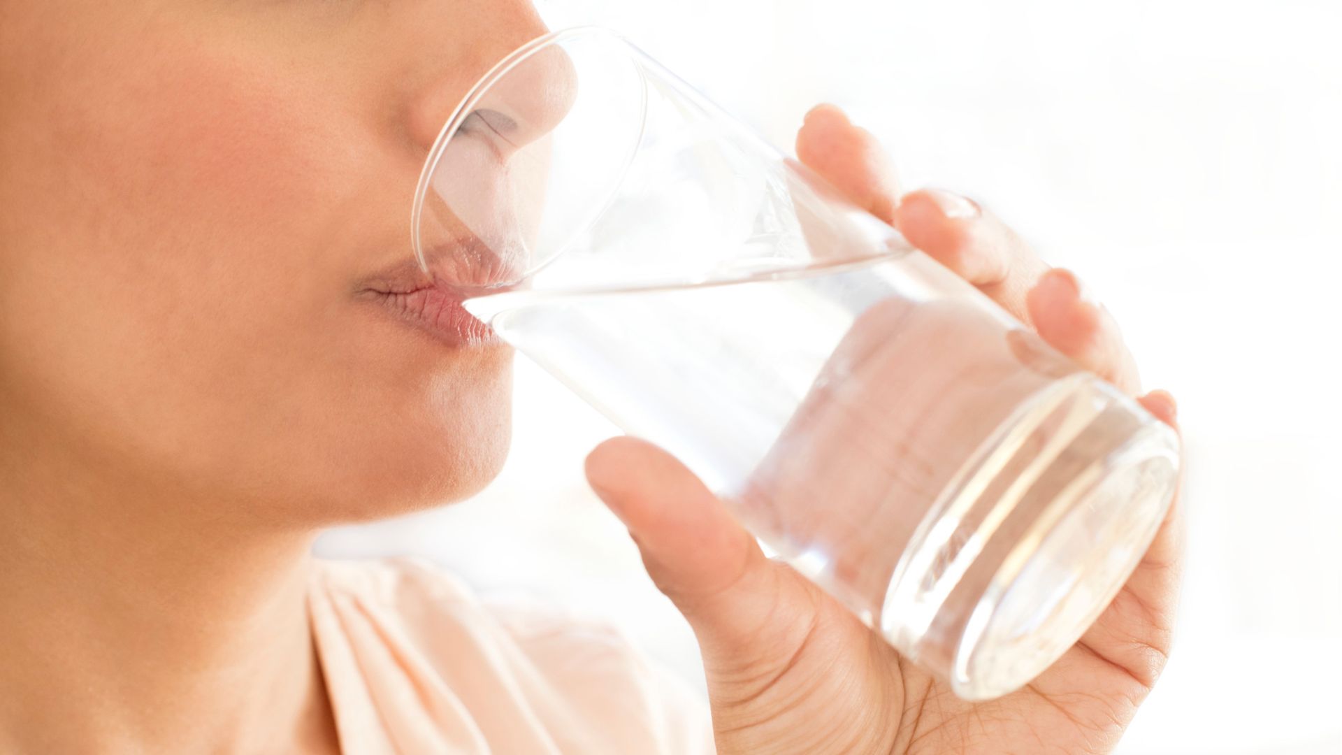 femme qui s'hydrate en buvant de l'eau