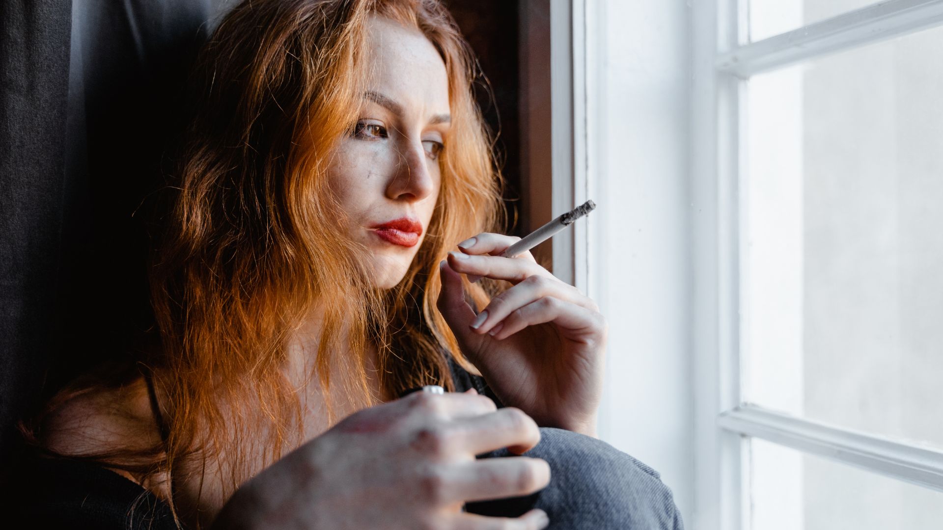 femme qui touche son cou et main