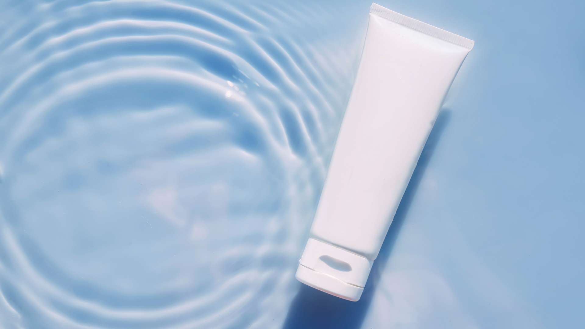 tous les soins n’agissent pas, skincare dans flaque d'eau