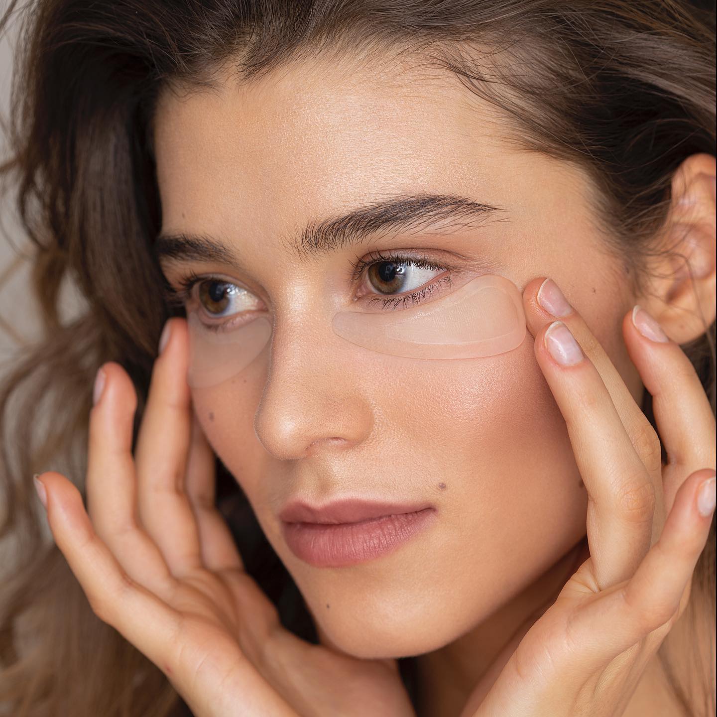 femme avec patch à microstructure autour des yeux