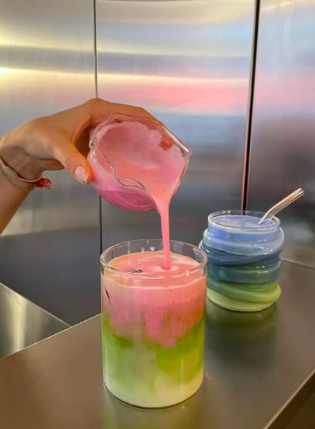 verre de boisson verte et rose à base de collagène