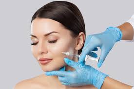 femme qui applique un sérum autour des yeux