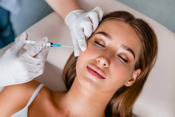 femme qui injecte de l'acide hyaluronique sur son visage pour réduire les rides