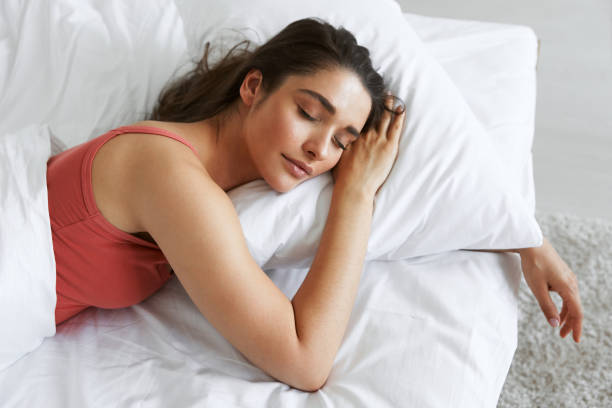 femme qui dort dans un lit