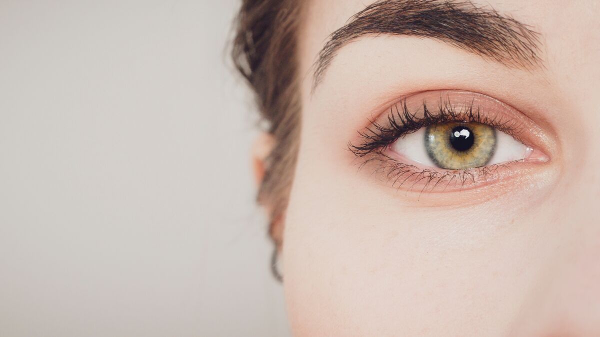 regard vert avec cernes