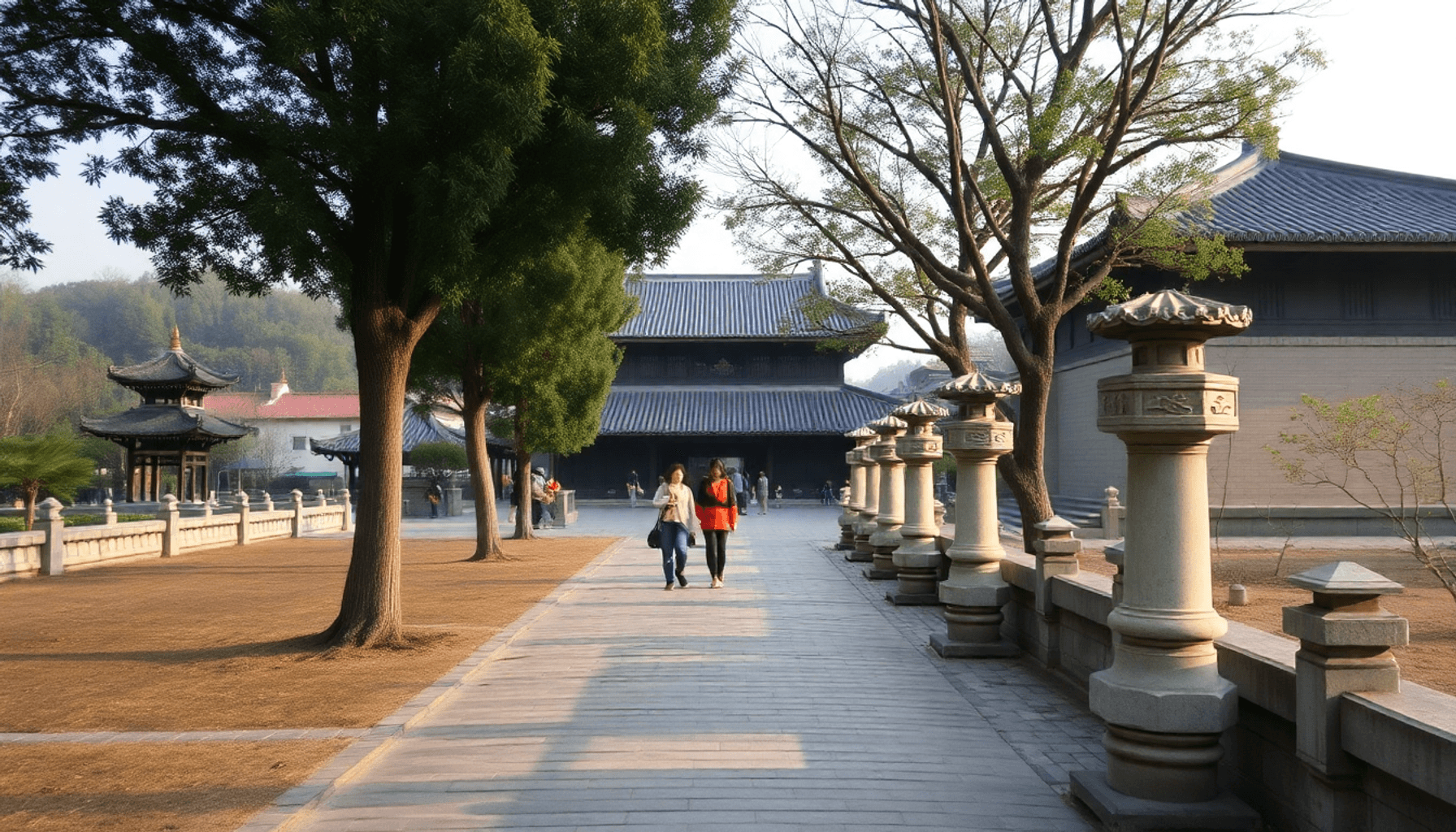 Chemin paisible dans un site historique chinois avec des bâtiments traditionnels, des lanternes en pierre e...