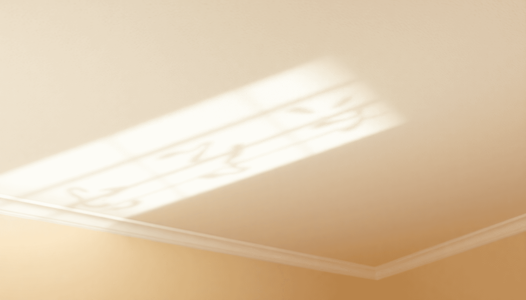 Coin de plafond intérieur avec une douce lumière naturelle, des motifs d'ombre subtils