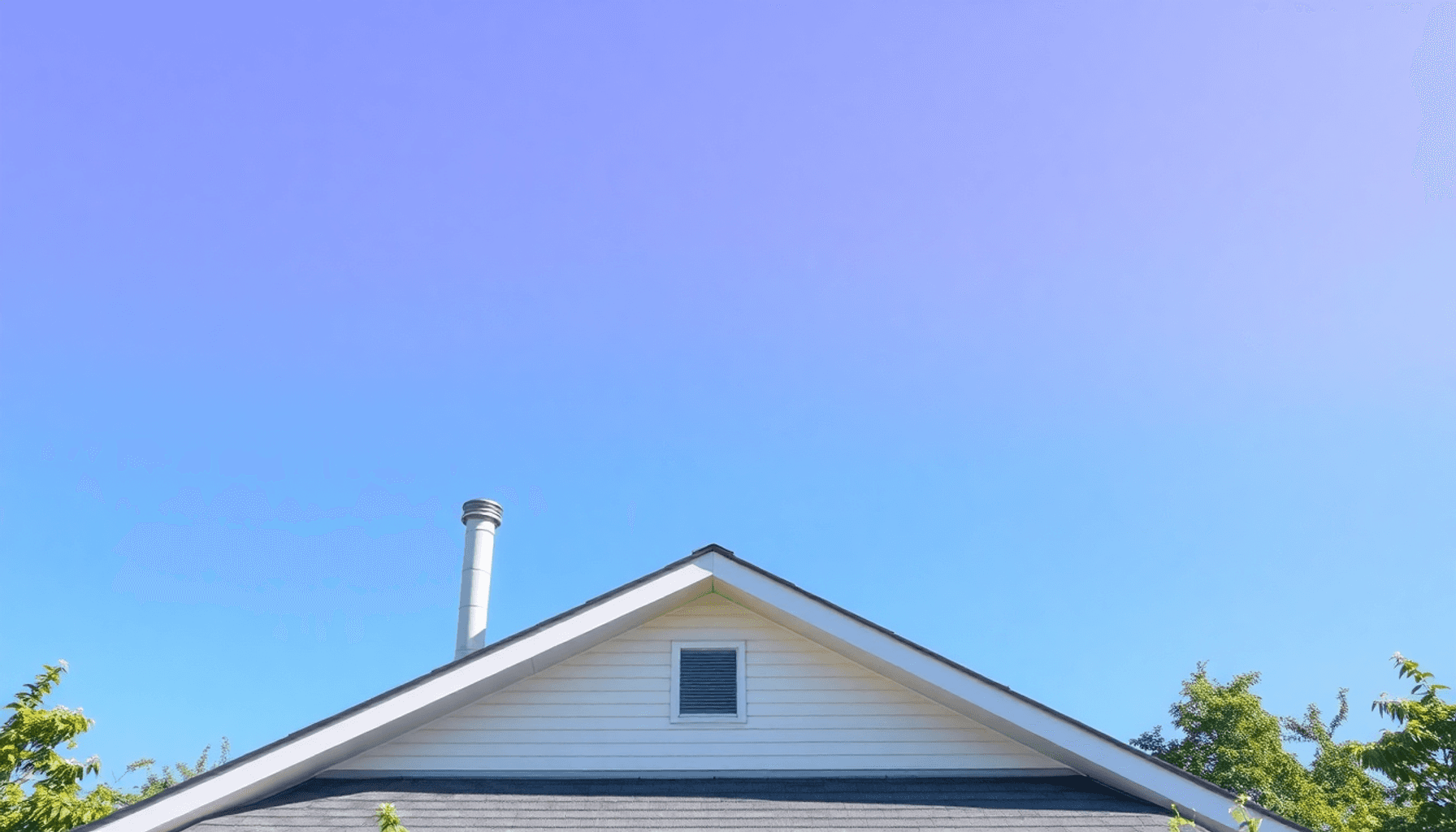 Toit de maison moderne avec des conduits de ventilation verticaux contre un ciel bleu clair